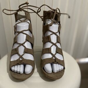 Taupe colored lease up wedge sandals 👡